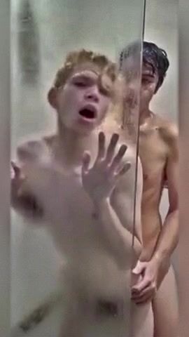 se-faire-baiser-dans-la-douche-gayporntube