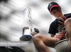 Twink wurde Gesehen in Öffentlicher Toilette, es war nur Geil!