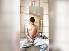 Hot fag boy likes the self golden shower!!