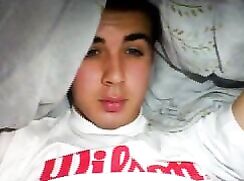 chatroulette 2015 12 22 boy sous la couette visage et bite a la lampe torche
