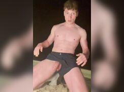 Hot muscular dude cumming