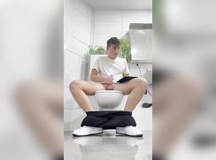 Jerking off in my grandmas bathroom - BR1