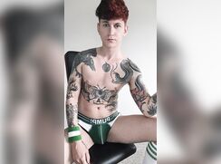 Horny gay jock jerks his throbbing cock in green workout gear – ... - 10-27-25