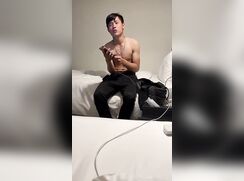 私控.台灣纹身直男小伙儿和朋友出来玩被操(1)