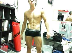 Excited bodybuilder showoff n cum