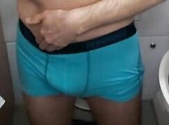 Boy wichst und kommt im ICE.