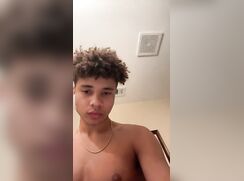 Super hott lightskin with yummy bod