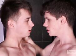 Des garçons s'amusent dans la salle de bain