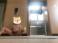 Naked masturbation in front of the elevator