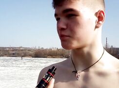 Amateur webcam: Russian boy's swim in the ice