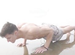 Heisser junger Mann zeigt wie man richtig onaniert und sich selbstbefriedigt