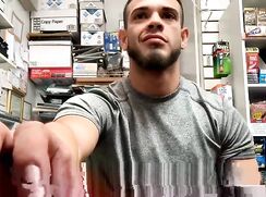 Bel arabe jerks off at work