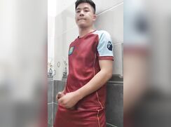 thai man cums in the bathroom