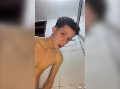 Garotos latinos masturbando exibindo