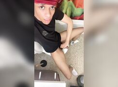 Lightskin dude jerk off on toilet