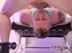 Die Schlampe Max aus Dortmund wird in den Hals gefickt