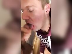 Die geile Schlampe Max bläst nen geilen Schwanz