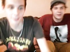 Buddies_Tease_on_Webcam_(Amateur)
