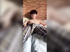 18 yr old TwinkLeo jerks and play’s in bed (no cum)