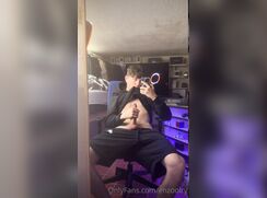 Jerk Off devant un miroir