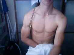 Faceless muscle boy webcam wanker but no cum