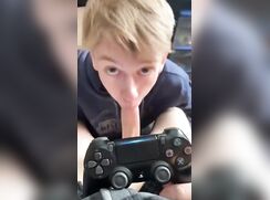 Blond sucking the gamer