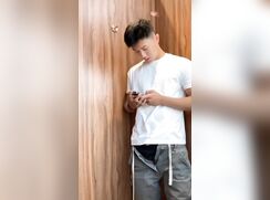 Twink wank in the toilet phone record porn Snapchat