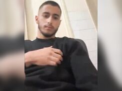 Handsome stud from israel showing nice cock