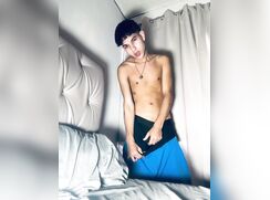 Miguel Tubers and his blue shorts