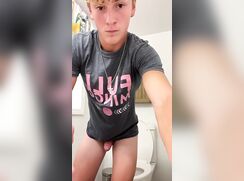 Hung cute twink eyes on you!