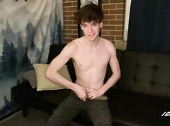 Jayden jerks off after gym