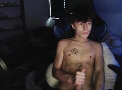 XANDI - STR8 MUNICH BOY JERKS OFF ON CAM