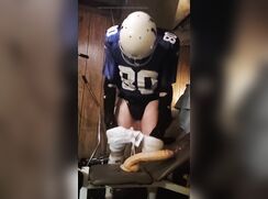 Football guy stimulates and satisfies himself with 13 inches.