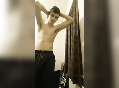 Amateur webcam: White boy naked for our pleasure