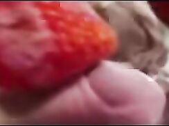 Die junge Blondine bekommt eine rohe Doppelpenetration