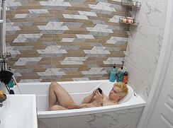 Blonde guy jerks off in the bath (IPCAM)