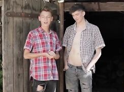 2 Twinks Bareback outside gay porn tube