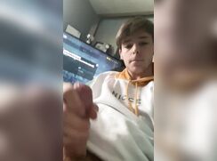 hot britboy gamer takes a break to jerkoff