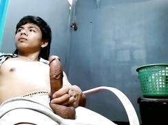 Very handsome Pinoy guy jerks on cam