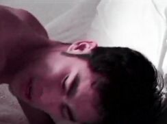 ♥ Mec s'assoit sur le visage d'un policier ♥