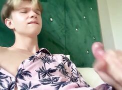Noah Ryder wanking n eats his cum