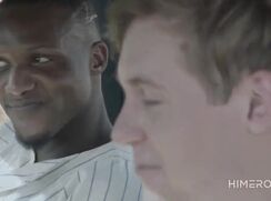 En rentrant du match il est baisé par son coéquipier noir