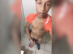 Jeune noir sexy se branle et jouis