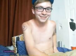 Cute Nerdy Twink Puts on a Nice Show