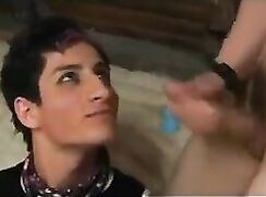 Emo-Girlie-Junge bekommt Schwanz