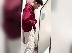 A male is pissing in the toilet