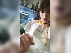 Jeune sexy se branle et éjacule devant son ordinateur