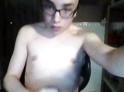 Chatroulette 2015 04 16 boy avec visage se masturbe et sperme