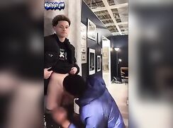 Suce et exhib de deux noirs dans un magasin de meuble