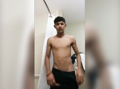 Latino se branle et éjacule dans sa salle de bain